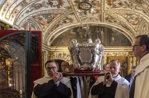 Tras su veneración pública durante dos semana, la Orden del Carmelo traslada el cuerpo de Santa Teresa de Jesús a su sepulcroSusana Martín
